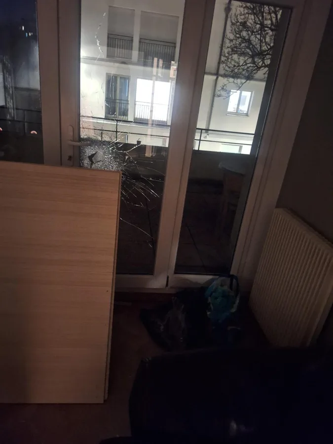 Vitrage de porte-fenêtre brisé côté intérieur d'un appartement
